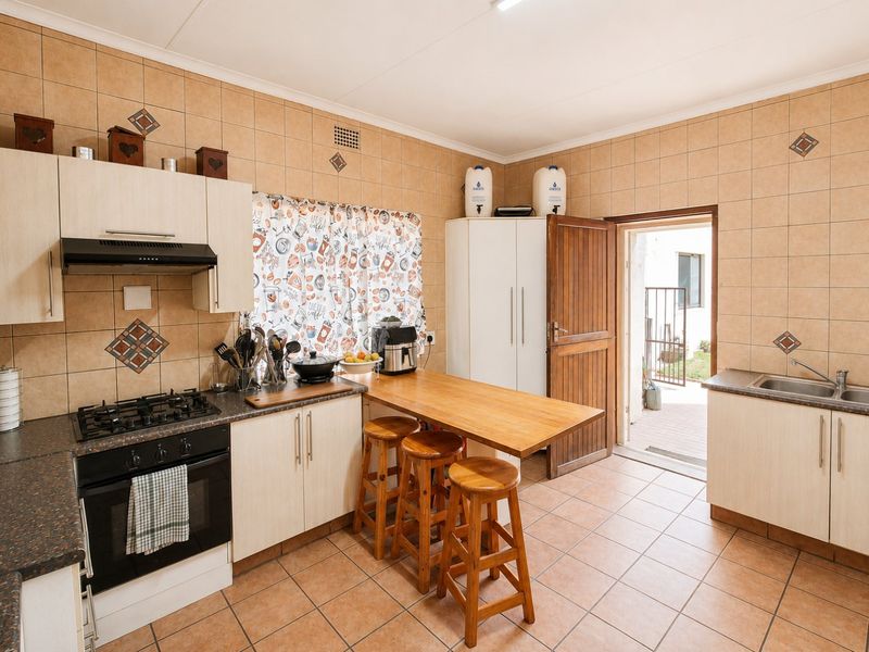 Charming Germiston Home with Cottage! - Photo 6