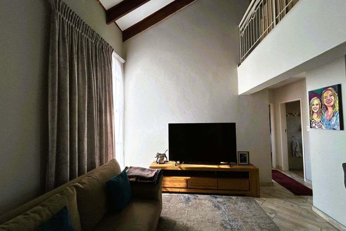 Immaculate 1 Bedroom 1 Bathroom with Loft and big undercover patio - Photo 3