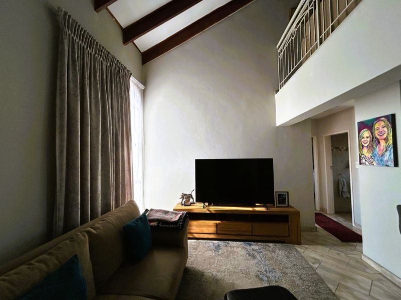 Immaculate 1 Bedroom 1 Bathroom with Loft and big undercover patio - Photo 3