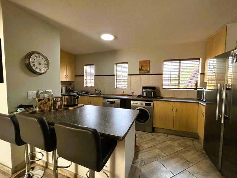 Immaculate 1 Bedroom 1 Bathroom with Loft and big undercover patio - Photo 9