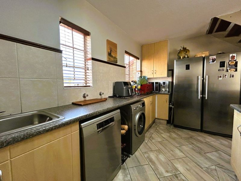 Immaculate 1 Bedroom 1 Bathroom with Loft and big undercover patio - Photo 7