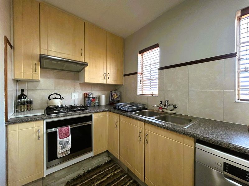 Immaculate 1 Bedroom 1 Bathroom with Loft and big undercover patio - Photo 6