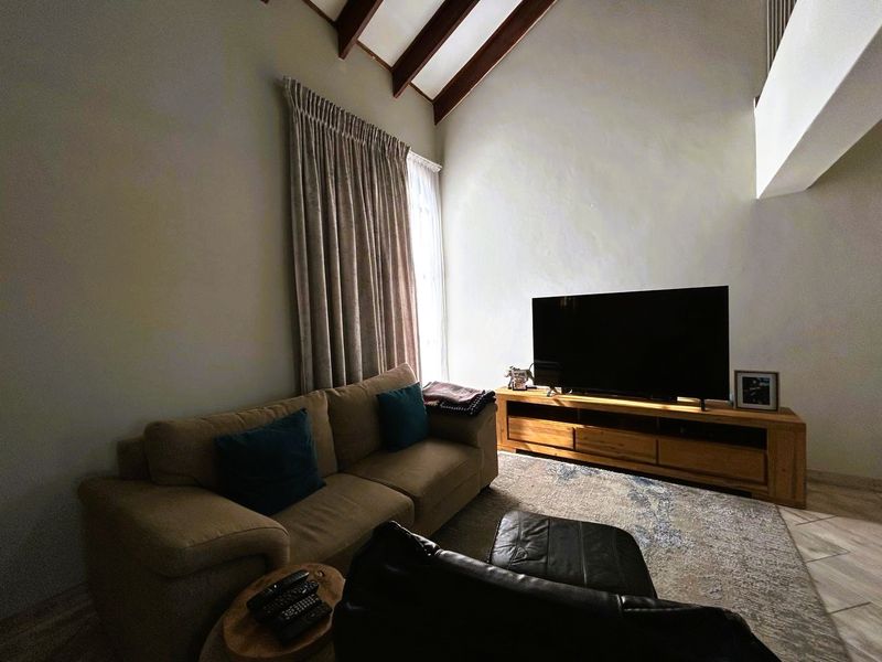Immaculate 1 Bedroom 1 Bathroom with Loft and big undercover patio - Photo 4