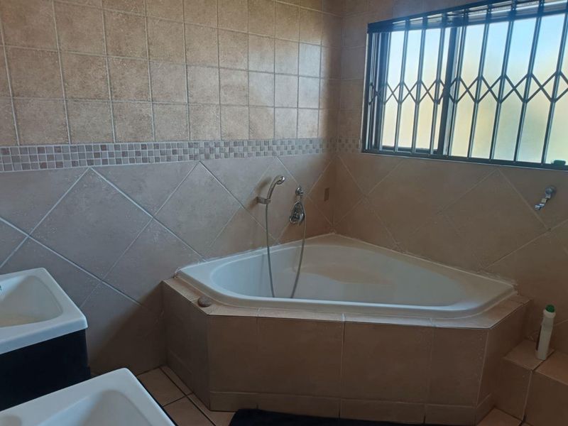 4 Bedroom House for sale in Amberfield - Photo 5