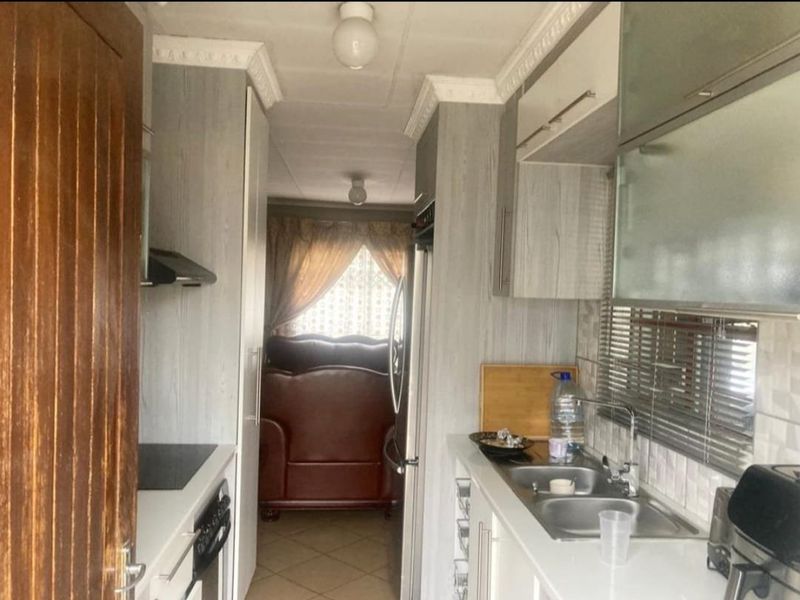 Modern & Affordable Living – Perfect for Young Families or Professionals! - Photo 4