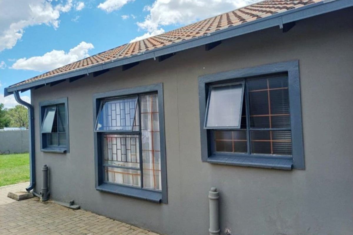 Modern & Affordable Living – Perfect for Young Families or Professionals! - Photo 2
