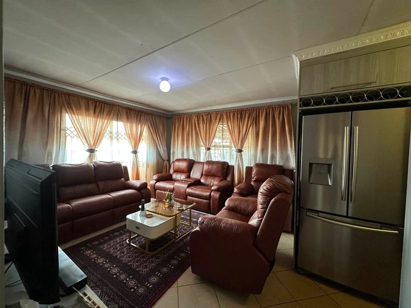 Modern & Affordable Living – Perfect for Young Families or Professionals! - Photo 5