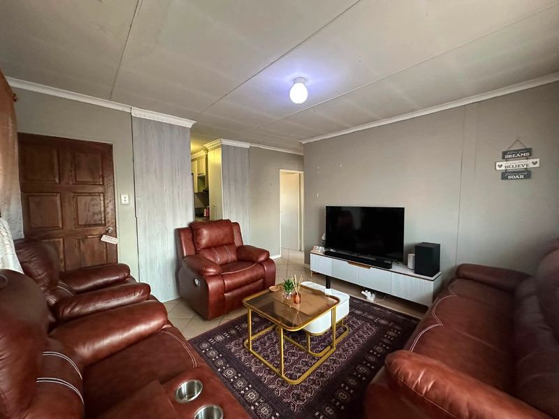 Modern & Affordable Living – Perfect for Young Families or Professionals! - Photo 6