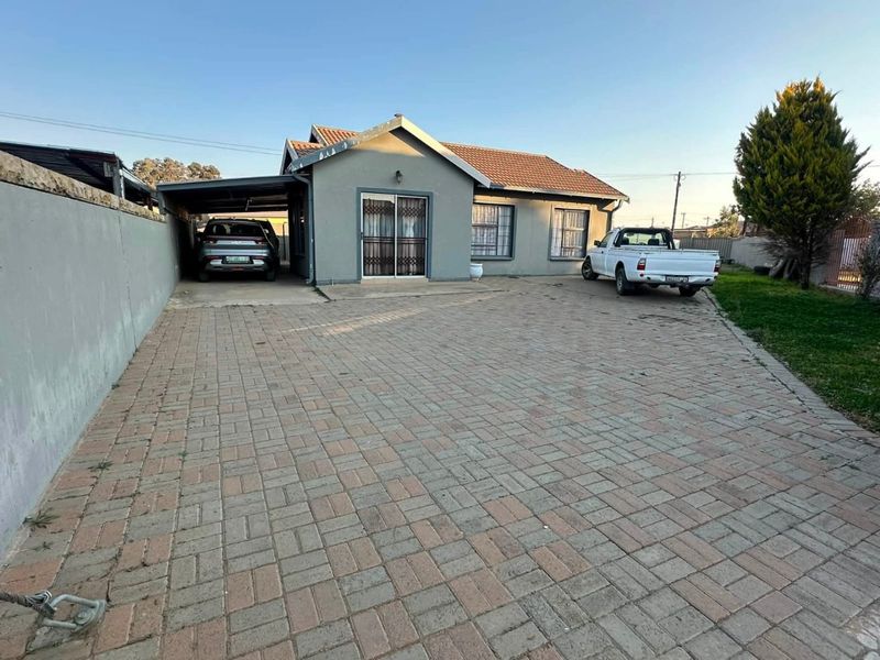 Modern & Affordable Living – Perfect for Young Families or Professionals! - Photo 2