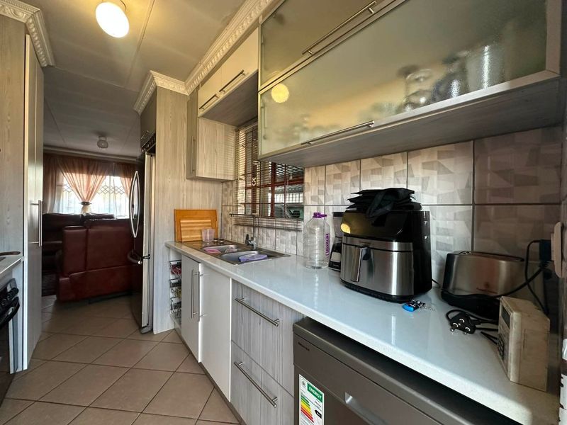 Modern & Affordable Living – Perfect for Young Families or Professionals! - Photo 8