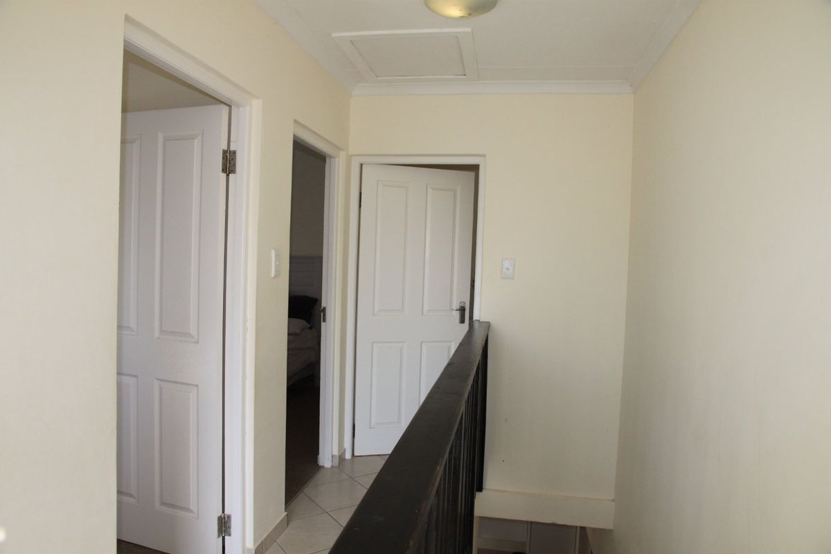 Sunny two-bedroom flat in Kidds Beach - Photo 5
