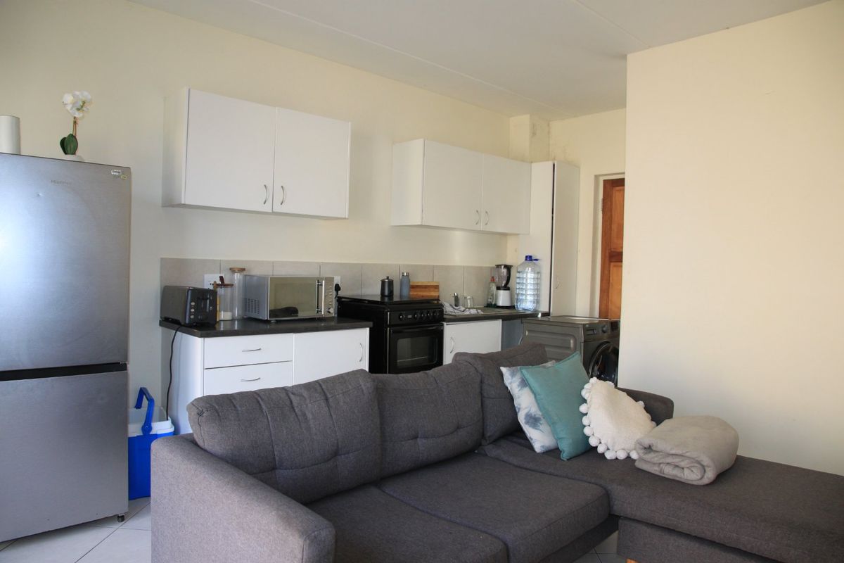 Sunny two-bedroom flat in Kidds Beach - Photo 2