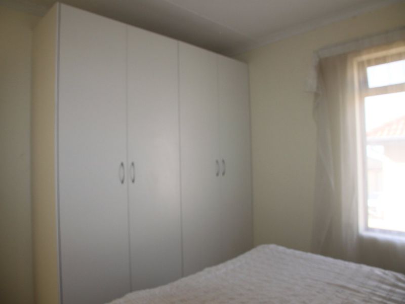 Sunny two-bedroom flat in Kidds Beach - Photo 10