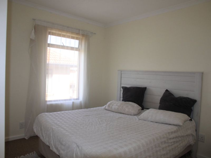 Sunny two-bedroom flat in Kidds Beach - Photo 9