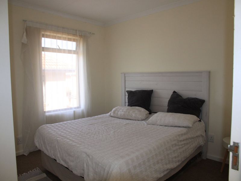 Sunny two-bedroom flat in Kidds Beach - Photo 8