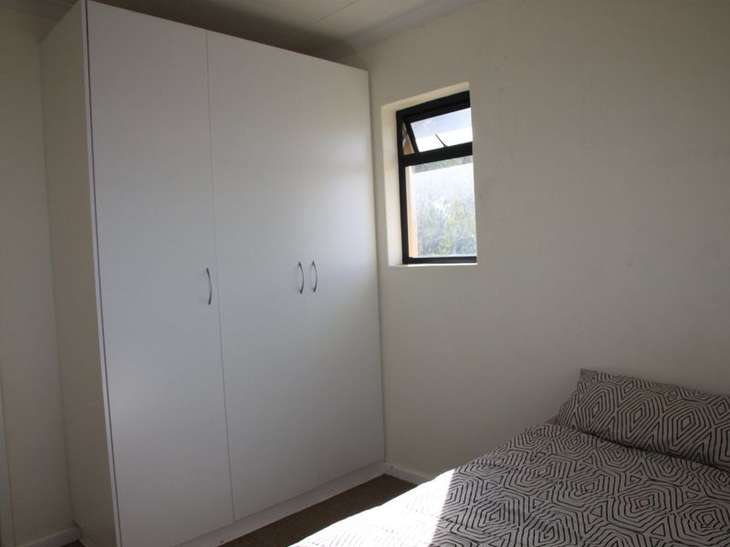 Sunny two-bedroom flat in Kidds Beach - Photo 7