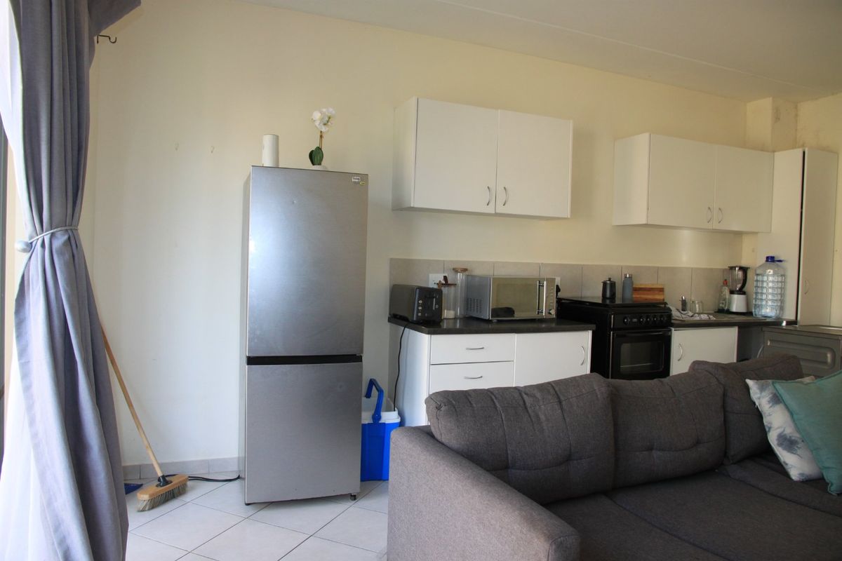 Sunny two-bedroom flat in Kidds Beach - Photo 3