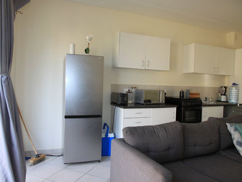 Sunny two-bedroom flat in Kidds Beach - Photo 3
