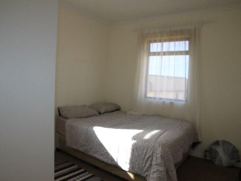 Sunny two-bedroom flat in Kidds Beach - Photo 6