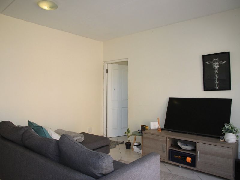 Sunny two-bedroom flat in Kidds Beach - Photo 1