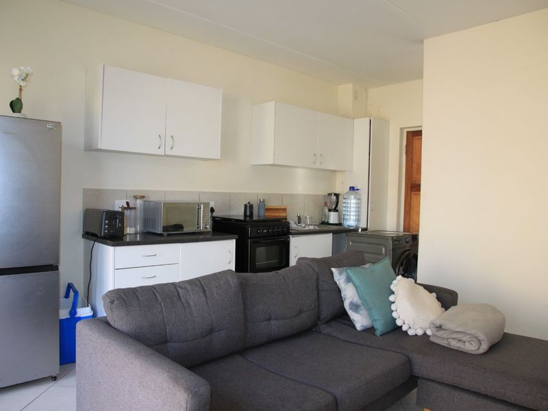 Sunny two-bedroom flat in Kidds Beach - Photo 2