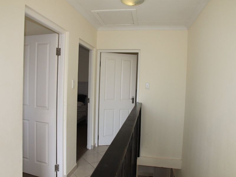 Sunny two-bedroom flat in Kidds Beach - Photo 5