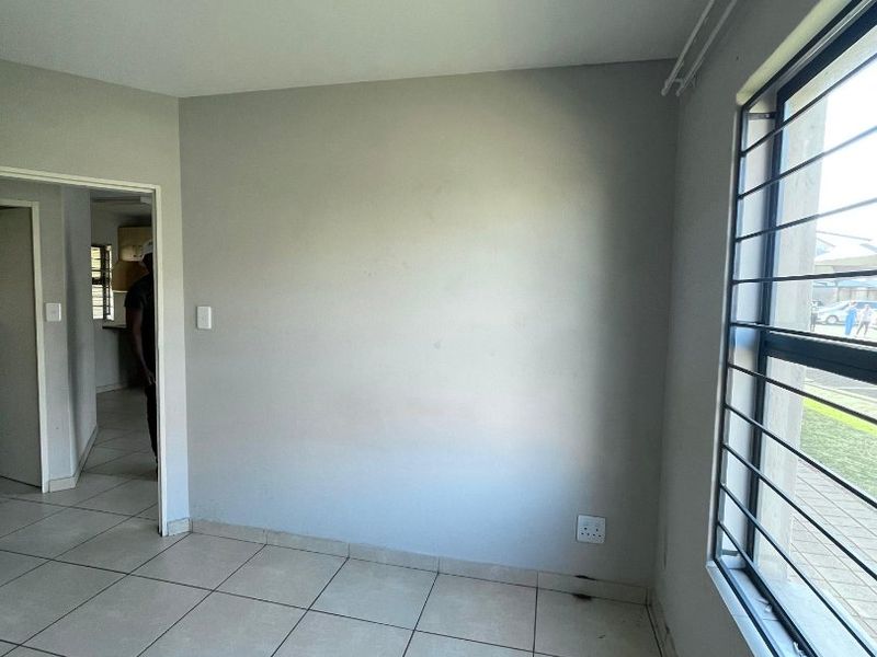 FLAT FOR SALE IN LAKEFIELD - Photo 4
