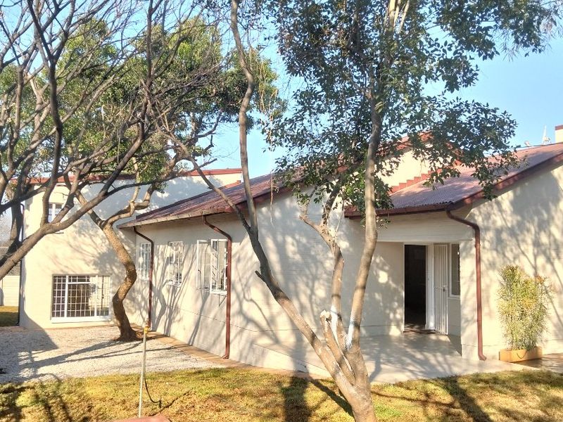 Newly Renovated 5-Bedroom Home with Flatlet in Proclamation Hill | R1,595,000 - Photo 4