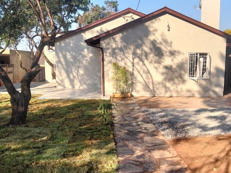 Newly Renovated 5-Bedroom Home with Flatlet in Proclamation Hill | R1,595,000 - Photo 6