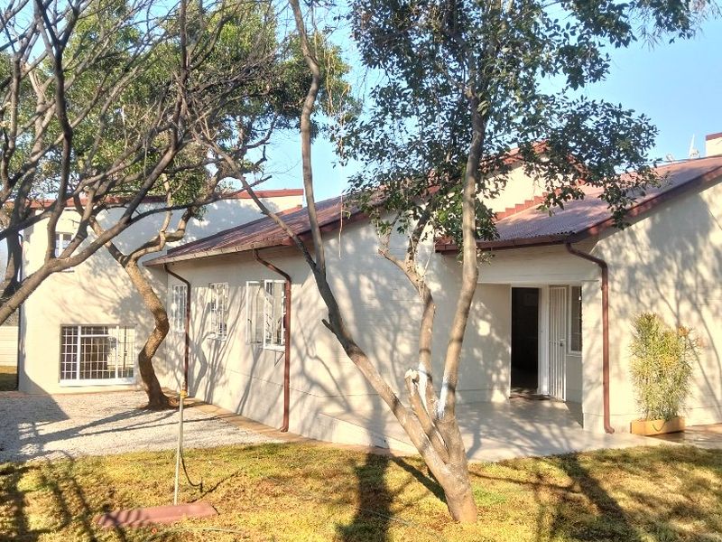 Newly Renovated 5-Bedroom Home with Flatlet in Proclamation Hill | R1,595,000 - Photo 1