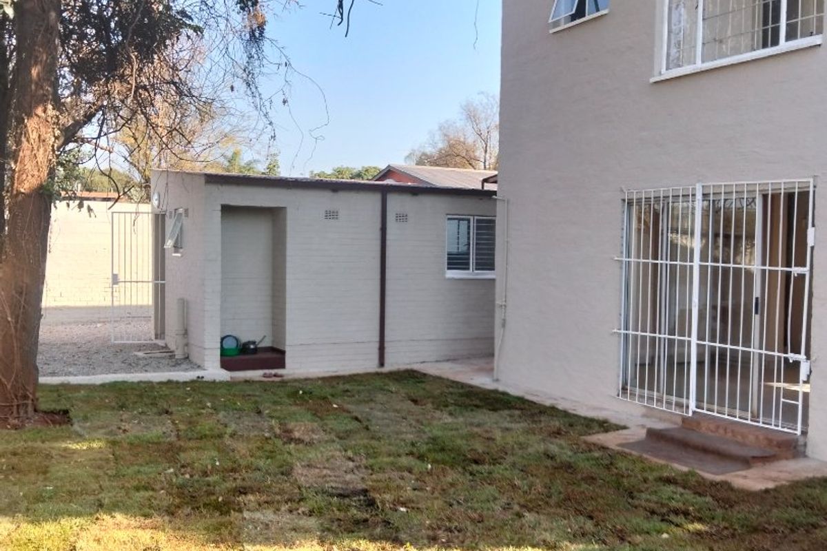Newly Renovated 5-Bedroom Home with Flatlet in Proclamation Hill | R1,595,000 - Photo 2