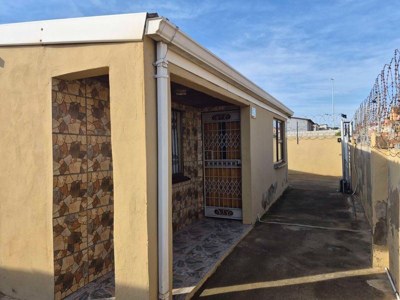 2 bedroom house with a flatlet for sale in KwaZakhele - Photo 3