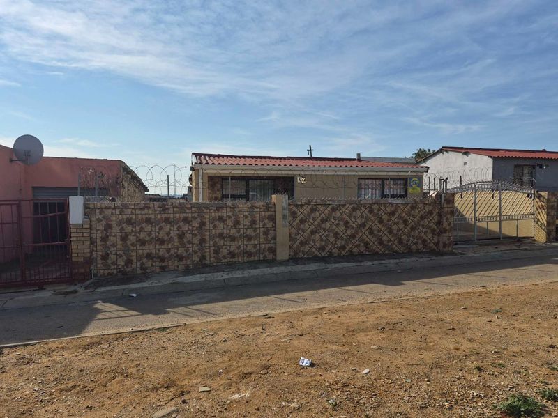 2 bedroom house with a flatlet for sale in KwaZakhele - Photo 2