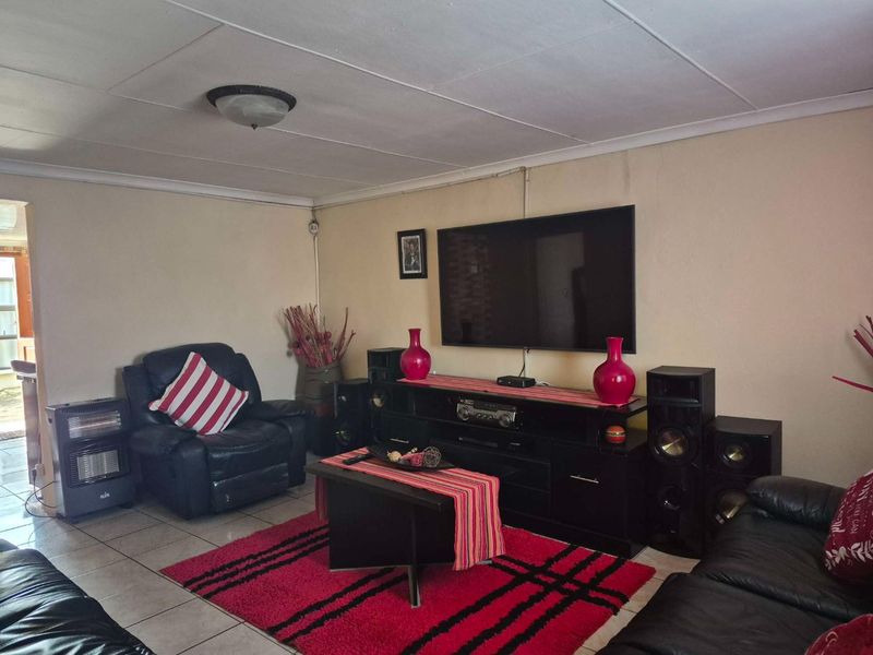 2 bedroom house with a flatlet for sale in KwaZakhele - Photo 10