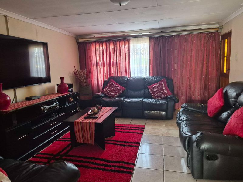 2 bedroom house with a flatlet for sale in KwaZakhele - Photo 9