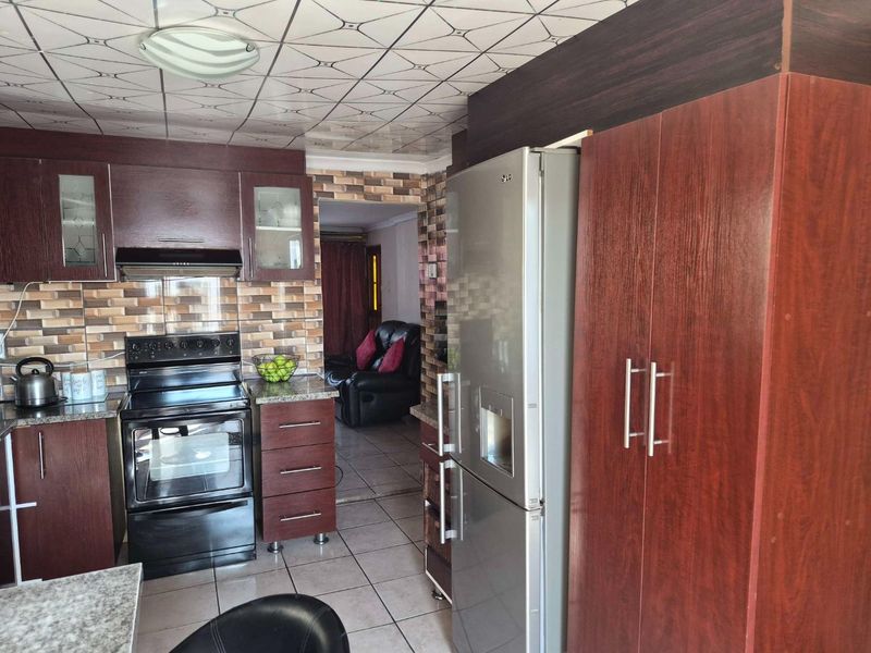 2 bedroom house with a flatlet for sale in KwaZakhele - Photo 7