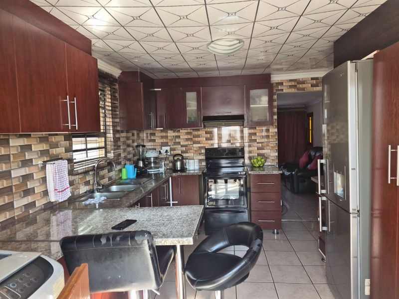 2 bedroom house with a flatlet for sale in KwaZakhele - Photo 8