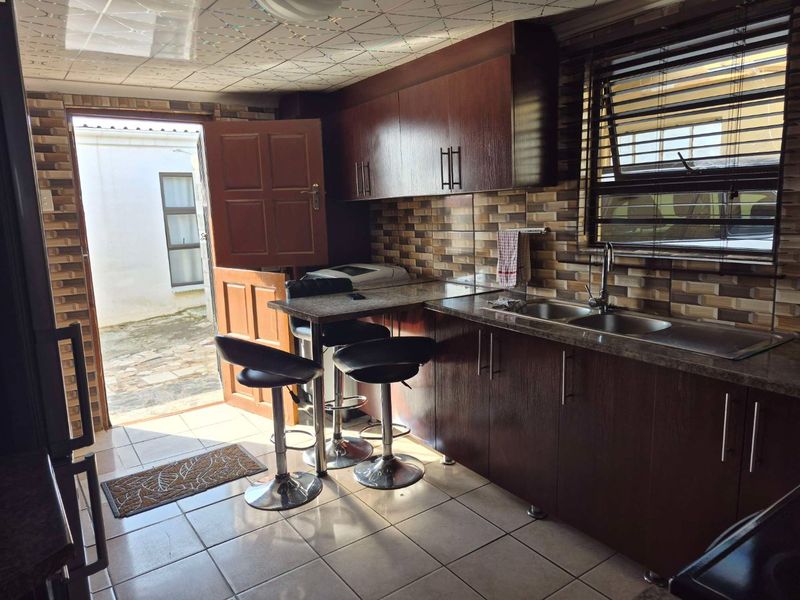 2 bedroom house with a flatlet for sale in KwaZakhele - Photo 6