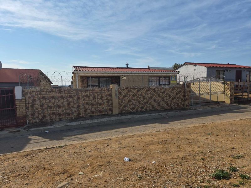 2 bedroom house with a flatlet for sale in KwaZakhele - Photo 1