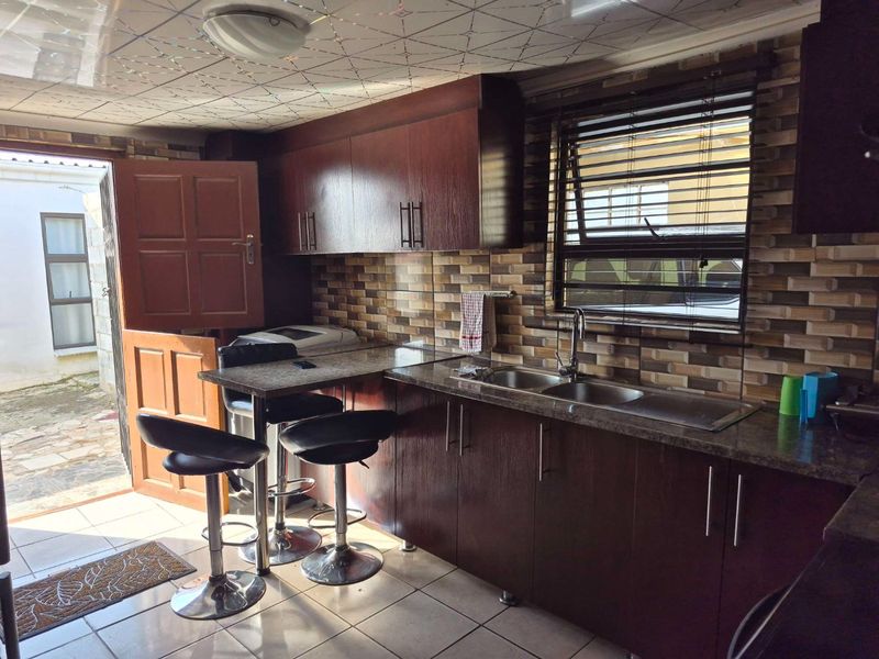 2 bedroom house with a flatlet for sale in KwaZakhele - Photo 5