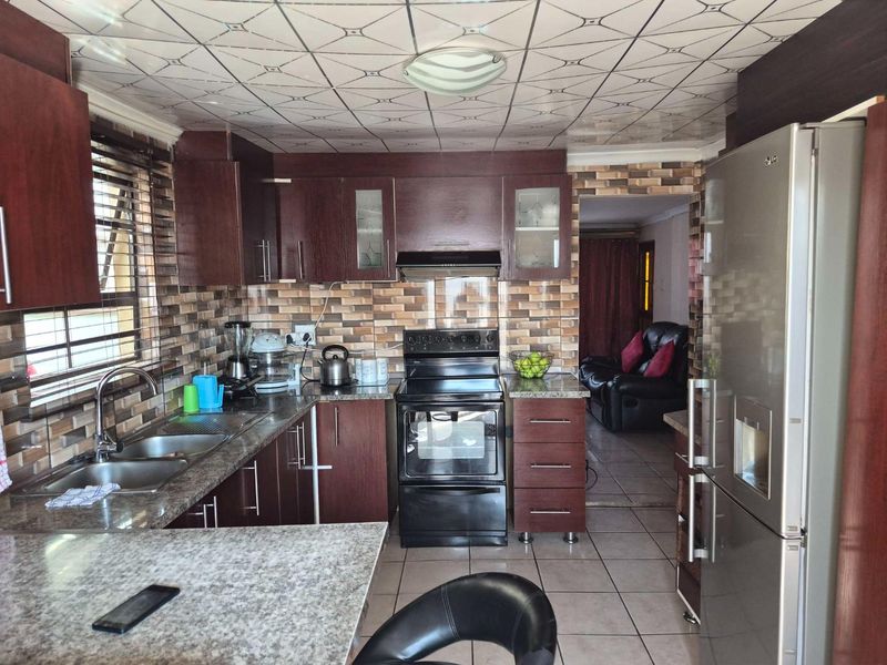 2 bedroom house with a flatlet for sale in KwaZakhele - Photo 4