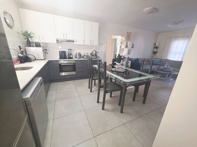 Three Bedroom, 2 bathroom ground floor apartments  - Photo 3