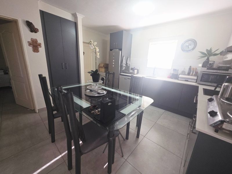 Three Bedroom, 2 bathroom ground floor apartments  - Photo 4