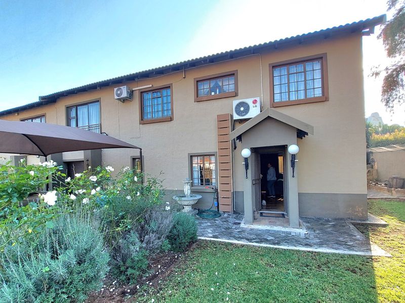 SOLE MANDATE!  Modern Gem in Brits Central – Stylish Estate Living at Its Best - Photo 1