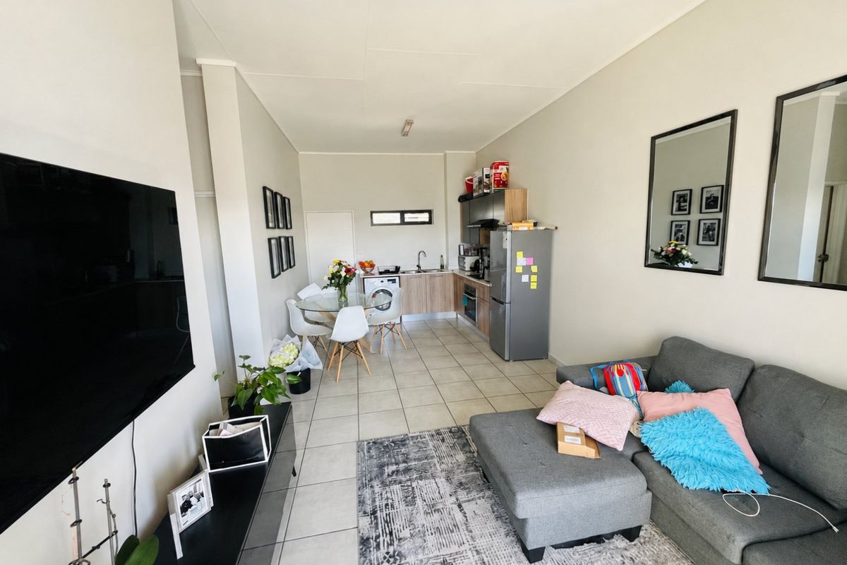 2 bedroom and two bath apartment for rent in Linbro Park - Photo 2
