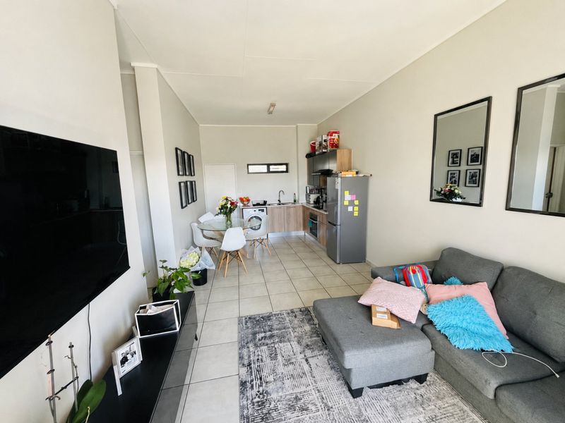 2 bedroom and two bath apartment for rent in Linbro Park - Photo 2
