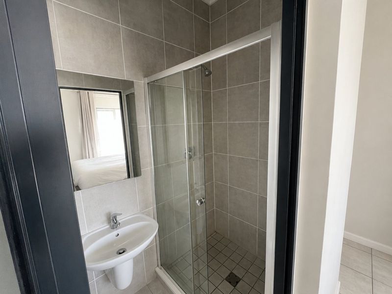2 bedroom and two bath apartment for rent in Linbro Park - Photo 5