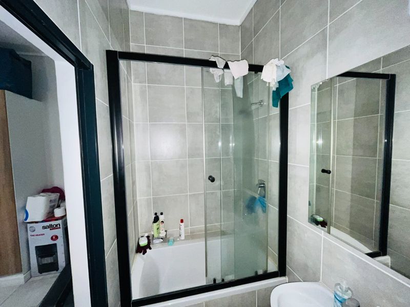 2 bedroom and two bath apartment for rent in Linbro Park - Photo 6