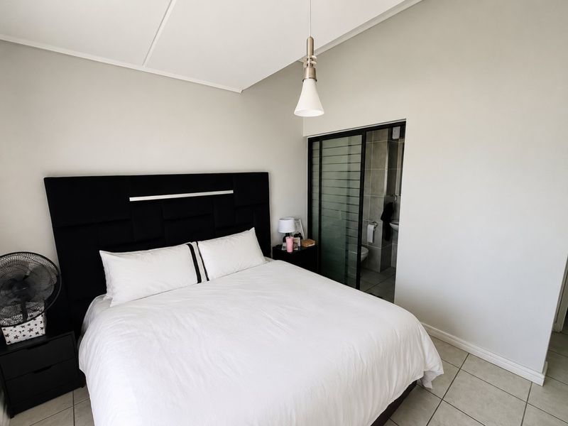 2 bedroom and two bath apartment for rent in Linbro Park - Photo 3