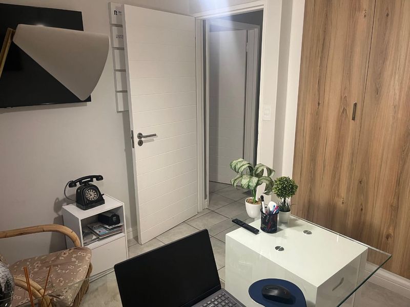 3 bedroom and two bath apartment for rent in Linbro Park - Photo 5